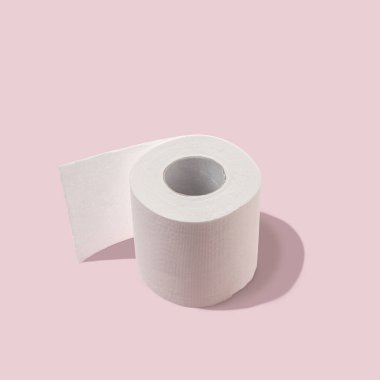 Tuvalet kağıdı pastel pembe arka planda yuvarlanıyor. Asgari Coronavirus salgını. Panik konsepti.