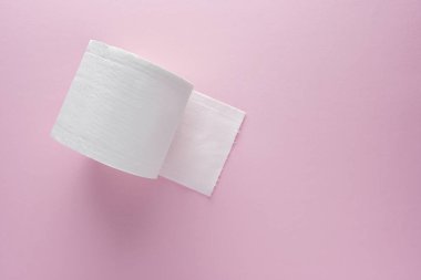Pembe arka planda tuvalet kağıdı rulosu yaratıcılığı. Asgari Coronavirus salgını. Panik konsepti.