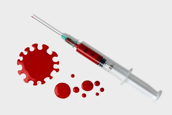 Spruta Med Bloddroppar Vit Bakgrund Minimalt Utbrott Coronavirus Begreppet Pandemi — Stockfoto