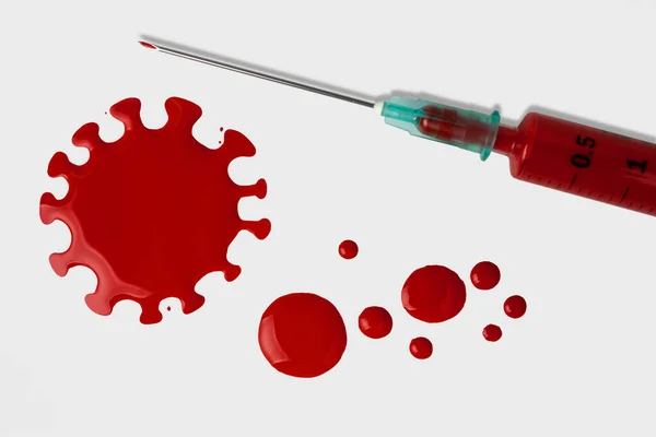 Injekční Stříkačka Kapkami Krve Bílém Pozadí Minimální Výskyt Koronaviru Pandemický — Stock fotografie