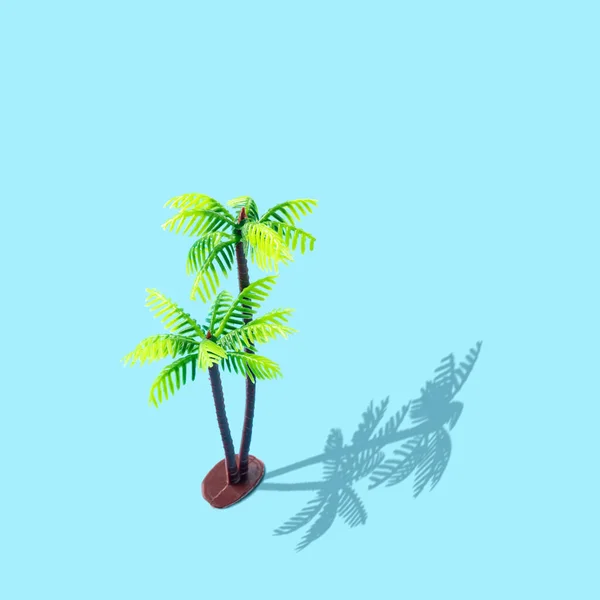 Tropické Palmové Hračky Pastelově Modrém Pozadí Tvůrčí Minimální Letní Koncept — Stock fotografie