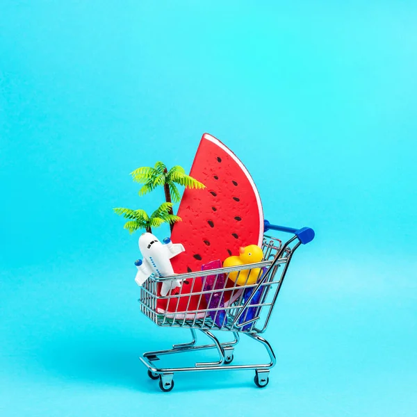 Tropisches Strandkonzept Mit Sommerlichen Dingen Einkaufswagen Auf Blauem Hintergrund Kreative — Stockfoto