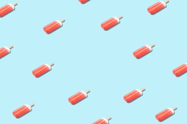 Mavi arka planda dondurmalı yaratıcı desen. Asgari yaz konsepti.