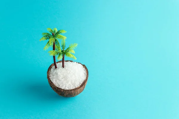 Conceito Praia Tropical Feito Coco Palmeira Sobre Fundo Azul Criativa — Fotografia de Stock