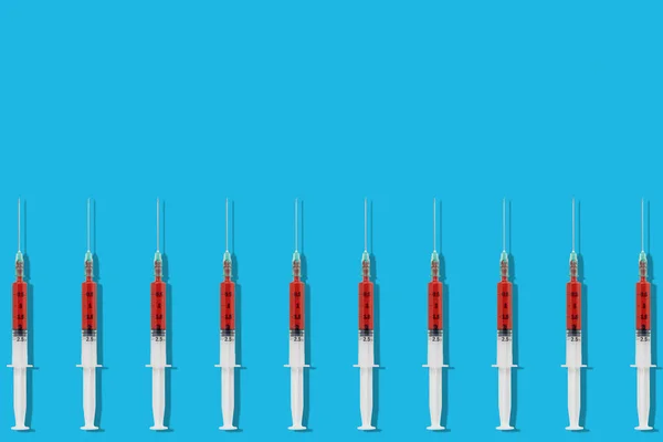 Kreativní Rozložení Injekční Stříkačkou Pastelově Modrém Pozadí Minimální Výskyt Koronaviru — Stock fotografie