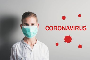 Yüzünde kırmızı yazıtlı bir maske takan parlak arka planda CORONAVIRUS yazan bir çocuk. Salgın virüsü 2019-nCoV Solunum Sendromu. Tıp konsepti.