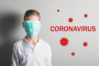 Yüzünde kırmızı yazıtlı bir maske takan parlak arka planda CORONAVIRUS yazan bir çocuk. Salgın virüsü 2019-nCoV Solunum Sendromu. Tıp konsepti.
