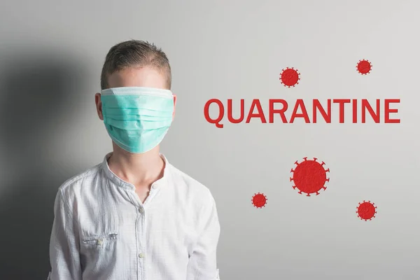 Αγόρι Ιατρική Μάσκα Στο Πρόσωπό Του Κόκκινη Επιγραφή Quarantine Φωτεινό — Φωτογραφία Αρχείου