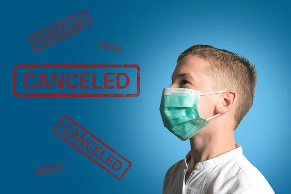 Ragazzo Con Una Maschera Medica Sul Viso Sfondo Brillante Virus — Foto Stock
