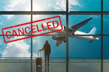 Havaalanının kalkış salonunda bavullu genç bir kadın. Seyahat kavramı.