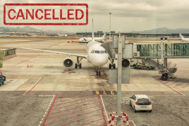 Barselona, İspanya - 11 Mart 2019: uçuş iptal edildi. Birçok havayolu şirketi Coronavirüs salgını nedeniyle uçuşlarını iptal etti. Salgın virüsü 2019-nCoV Solunum Sendromu. Tıp konsepti.