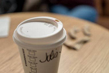Barselona, İspanya - 17 Mart 2019: Masada Starbucks logosu olan bir fincan kahve.