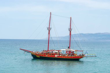 Heraklion, Yunanistan - 18 Mayıs 2018: Gökyüzü arka planında bir deniz yatı. 