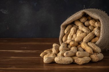 Ahşap arka planda çuval içindeki fıstık. Gıda arkaplanı. 