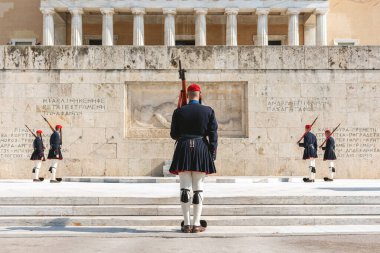 ATENS, GREECE - 30 Ekim 2019. Bilinmeyen Asker Anıtı önünde Yunan Parlamentosu 'nun yanındaki Sintagma Meydanı' nda cumhurbaşkanlığı muhafızlarının (