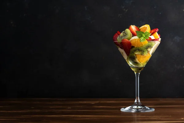 木製のテーブルの上にマティーニグラスのフルーツカクテル 食品ビーガンコンセプト — ストック写真