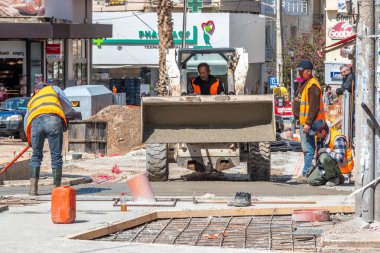Heraklion, Yunanistan - 29 Mart 2018: İnşaat işçileri sokakta çalışıyor.