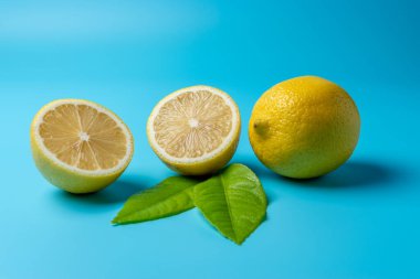 Mavi arka planda taze dilimlenmiş limon. En az gıda konsepti.
