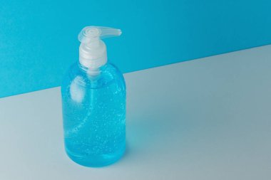 Parlak bir arka planda bir şişede el dezenfektanı. Coronavirus önleme kavramı.