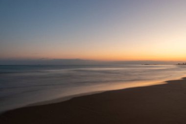 Bulanık hareketli renkli gün batımı gökyüzü ve deniz. Doğa arkaplanı.