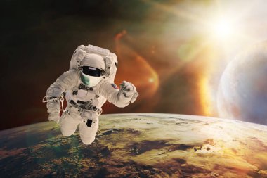 Yüzü maskeli astronot uzayda koruma sağlar. Dünya tıbbi konsepti. Bu görüntünün elementleri NASA tarafından desteklenmektedir.