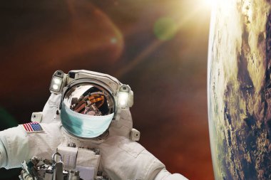 Yüzü maskeli astronot uzayda koruma sağlar. Dünya tıbbi konsepti. Bu görüntünün elementleri NASA tarafından desteklenmektedir.