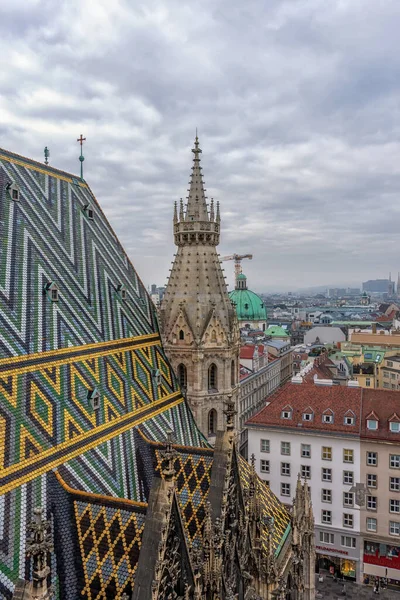 聖シュテファン大聖堂の北側の塔からウィーン市内の屋根の上の空中ビューでは 大聖堂の有名な装飾が施された屋根 — ストック写真