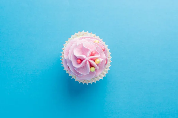 Fondo Colorido Celebración Con Cupcake Concepto Fiesta Mínima Vista Superior — Foto de Stock