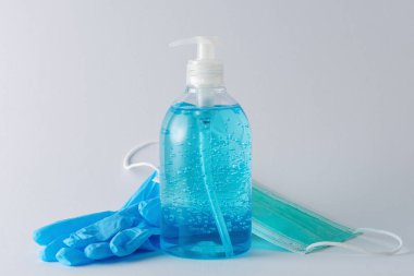 Parlak bir arka planda bir şişede el dezenfektanı. Coronavirus önleme kavramı.