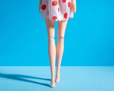 Mavi arka planda bebek bacakları. En düşük moda kompozisyonu.