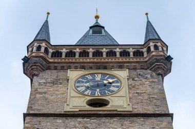 Prag 'ın Eski Kenti' nde gökyüzü arkaplanı olan eski kule görüntüsü.