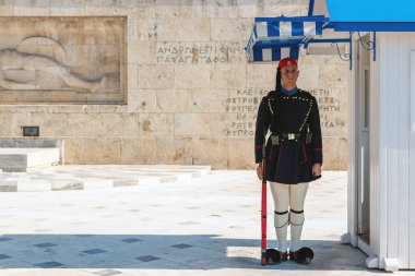 ATENS, GREECE - 30 Ekim 2019. Bilinmeyen Asker Anıtı önünde Yunan Parlamentosu 'nun yanındaki Sintagma Meydanı' nda cumhurbaşkanlığı muhafızlarının (