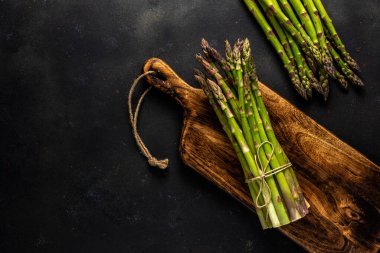Siyah bir masada taze kuşkonmaz manzarası. Gıda arkaplanı.