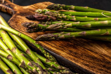 Siyah bir masada taze kuşkonmaz manzarası. Gıda arkaplanı.