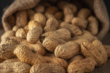 Çuvaldaki fıstığın yakın plan görüntüsü. Gıda arkaplanı. 