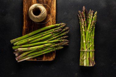 Siyah bir masada taze kuşkonmaz manzarası. Gıda arkaplanı.