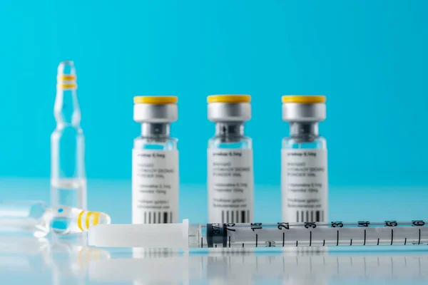 Vaccin Injektionsflaska Glas Med Spruta Blå Bakgrund Begreppet Medicinvaccination Begreppet — Stockfoto