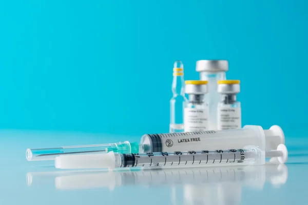 Vaccin Injektionsflaska Glas Med Spruta Blå Bakgrund Begreppet Medicinvaccination Begreppet — Stockfoto