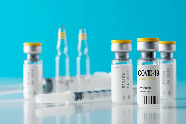 Injektionsflaska Med Coronavirus Vaccin Med Spruta Blå Bakgrund Covid Medicin — Stockfoto