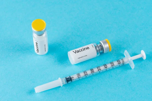 Vaccin Injektionsflaska Glas Med Spruta Blå Bakgrund Begreppet Medicinvaccination Begreppet — Stockfoto