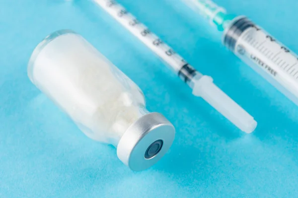 Vidrio Del Vial Vacuna Con Una Jeringa Sobre Fondo Azul —  Fotos de Stock