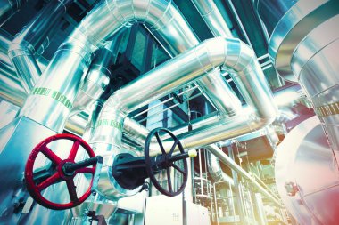 bir enerji santralinde farklı boyutlarda ve şekilli borular ve vanalar 