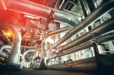 Sanayi bölgesi, çelik boru hatları, vanalar ve merdivenler.