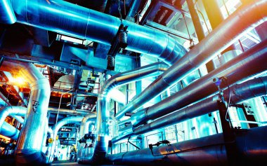 Sanayi bölgesi, çelik boru hatları, vanalar ve merdivenler.