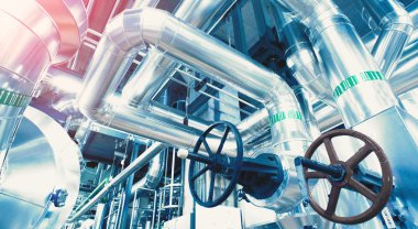 bir enerji santralinde farklı boyutlarda ve şekilli borular ve vanalar 