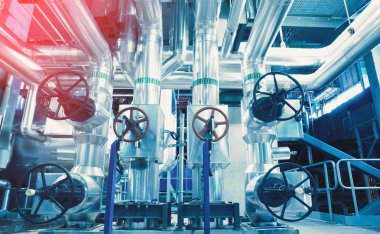 bir enerji santralinde farklı boyutlarda ve şekilli borular ve vanalar 