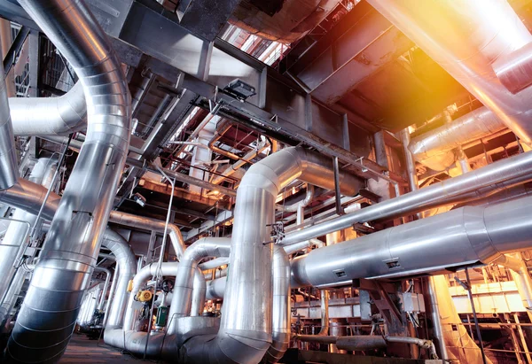 bir enerji santralinde farklı boyutlarda ve şekilli borular ve vanalar 