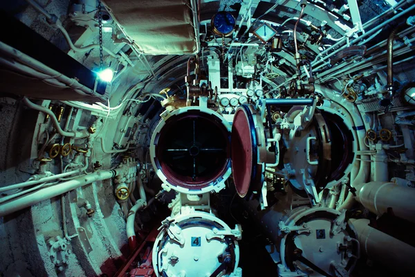 Vista detallada de la sala de torpedos en submarino — Foto de Stock