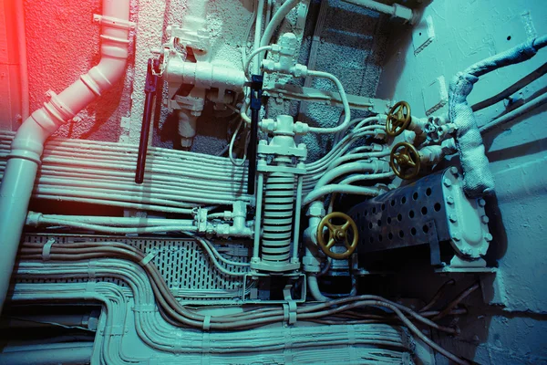 Viejas válvulas grunge y cables en el submarino — Foto de Stock