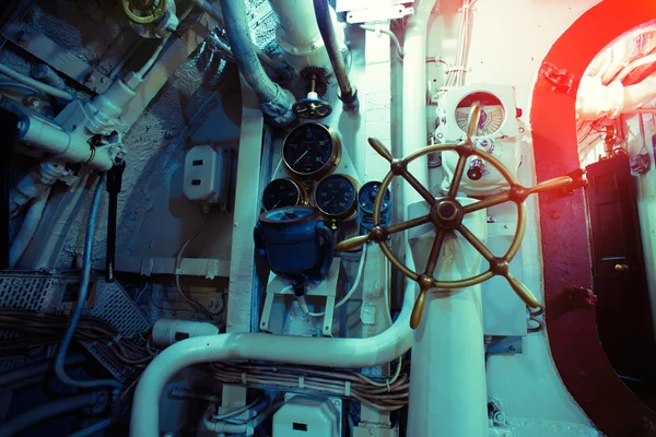 Navigation wheel,  valves and cables at old submarine — Stock fotografie